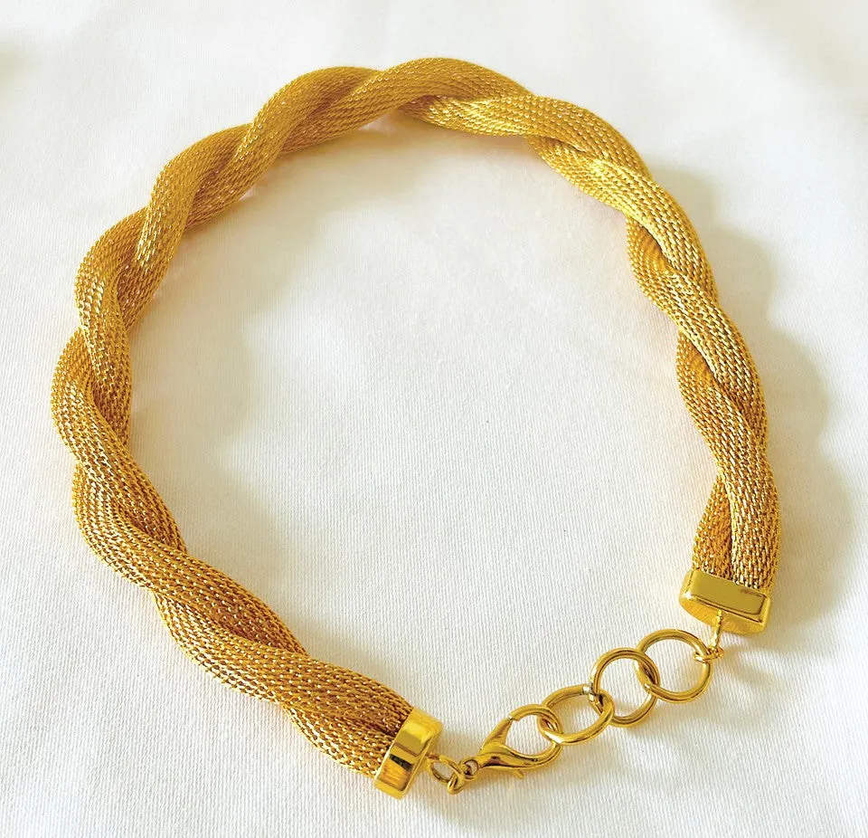 Classic vintage 70s gold metal tone mesh collar necklace with a double twisted style design.