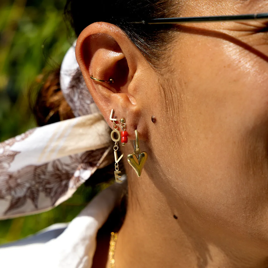 Gold coloured/red stud earrings with red beads